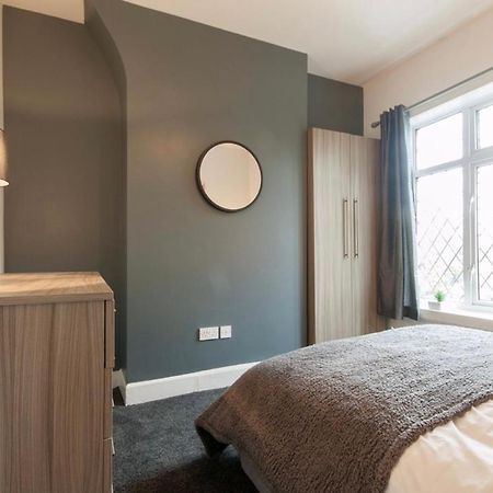 Centralized Private 4 Bedroom House At Hanley With Free Parking Etruria Esterno foto