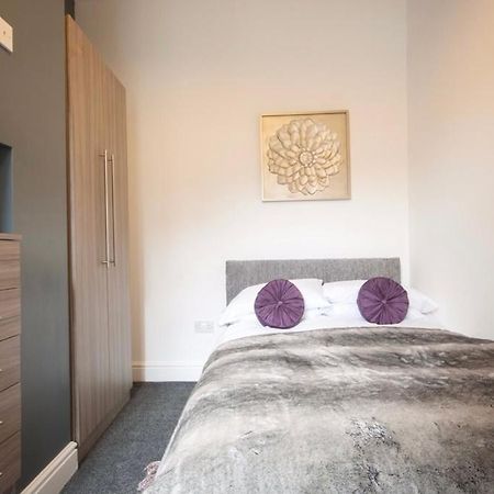 Centralized Private 4 Bedroom House At Hanley With Free Parking Etruria Esterno foto