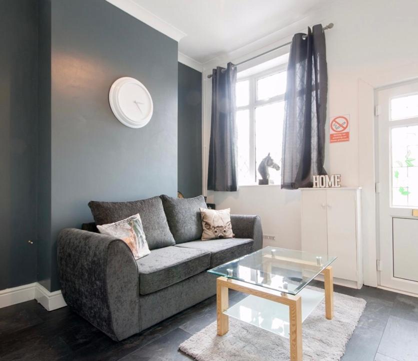 Centralized Private 4 Bedroom House At Hanley With Free Parking Etruria Esterno foto
