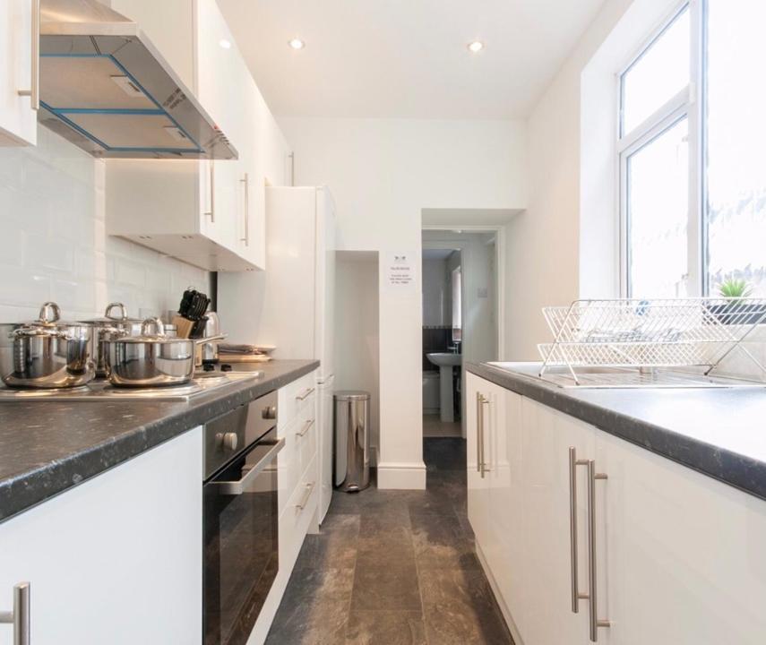 Centralized Private 4 Bedroom House At Hanley With Free Parking Etruria Esterno foto